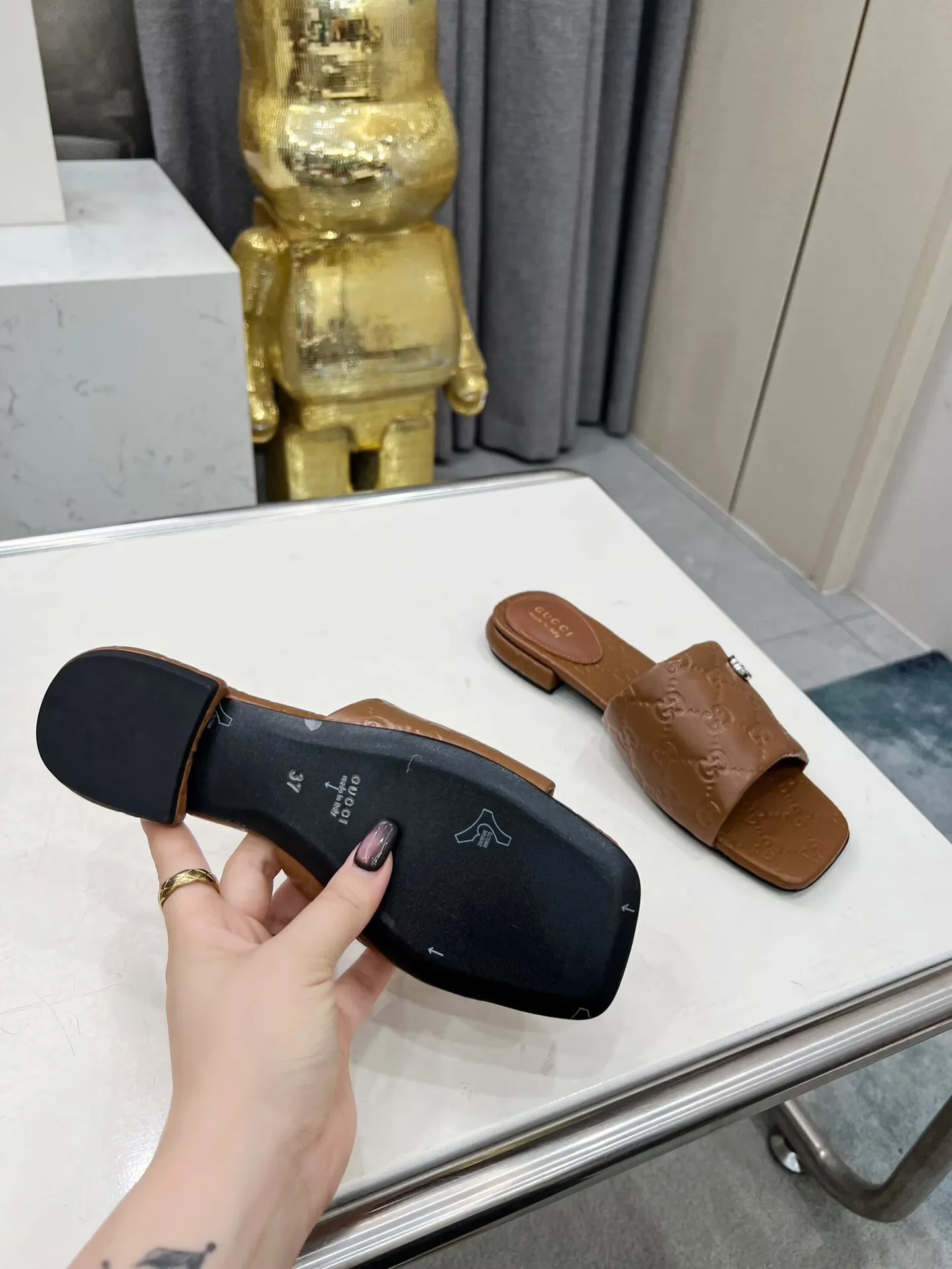 👟👟Ex-factory price 440👟👟 Women's Shoes Women's Clothing Gucci Double G slippers, a fashionable, high-end and full of personality✅ Very stable, comfortable and durable for daily use, convenient and unique for daily matching, a must-have classic for summer, the upper is made of GUCCI 3D embossed, genuine leather outsole Fabric: cowhide Lining/foot pads: sheepskin Color: black, white, brown, burgundy Code number: 35-42 (41 and 42 need to be customized) Packaging: Comes with cloth bag and card.